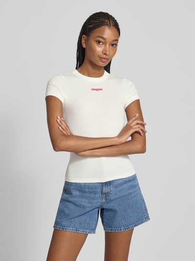 Tommy Jeans T-shirt o kroju slim fit z prążkowaniem Złamany biały 4