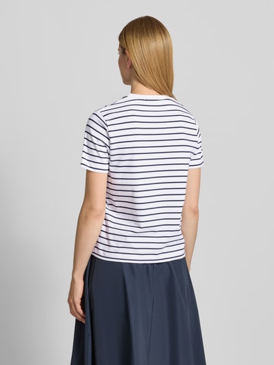 Vrouwenmodel draagt T-shirt met ronde hals model 'CAMINO' van Samsøe Samsøe van puur katoen, regular fit, ruglengte maat S 58 cm, volledige lichaamsaanzicht achterkant