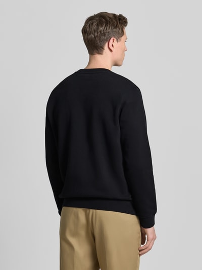 Männermodel trägt Regular Fit Sweatshirt aus reiner Bio Baumwolle Modell 'BAARO FLEECE' von Armedangels, Optik: Unifarben, Ganzkörperansicht Rückansicht.