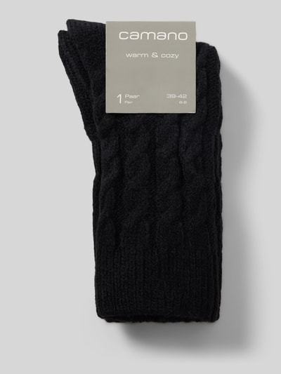 Produktfoto, Socken mit Zopfmuster Modell 'Cosy' von camano, schwarze Farbe, elastisches Rippbündchen, Zopfmuster, Label-Detail