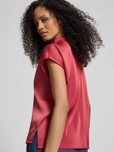 Frauenmodel trägt Blusenshirt mit Stehkragen von Jake*s Collection in Rot, glatter Stoff mit Stretch-Anteil, Rückansicht, Nahaufnahme Oberkörper.