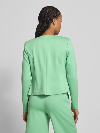 Frauenmodel trägt Slim Fit Blazer in offener Passform Modell 'KATE' von ICHI aus grünem Material-Mix mit Viskose-Anteil, Ganzkörperansicht Rückansicht. Rückenlänge bei Größe S 52 cm, Brustweite 38 cm, Ärmellänge 62 cm.