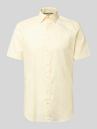 Produktfoto, Slim Fit Business-Hemd aus Baumwolle mit Kentkragen von Jake*s, cremefarben, glatte Textur, sichtbare Knopfleiste, neutraler Hintergrund