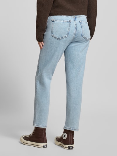 Vrouwenmodel draagt Straight Fit Jeans uit katoenmix model 'EMILY' van Only, lichtblauw, vijf zakken, label patch, high waist, full body achterkant.
