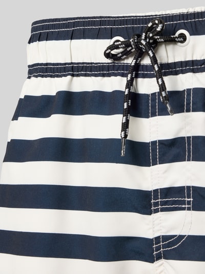 Produktfoto, Regular Fit Badeshorts mit Gesäßtasche Modell 'Rori' von Blend, elastyczny pas ze sznurkiem, krój regular fit, jasnoniebieskie i granatowe pasy, matowa tkanina