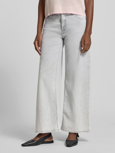 Frauenmodel trägt Wide Leg Jeans aus Baumwoll-Mix Modell 'PALAZZO' von Cambio in heller Denim-Optik mit Label-Patch, 5-Pocket-Design, High-Waist, Cropped-Länge, Knopf und verdecktem Reißverschluss, Ganzkörperansicht von vorne.