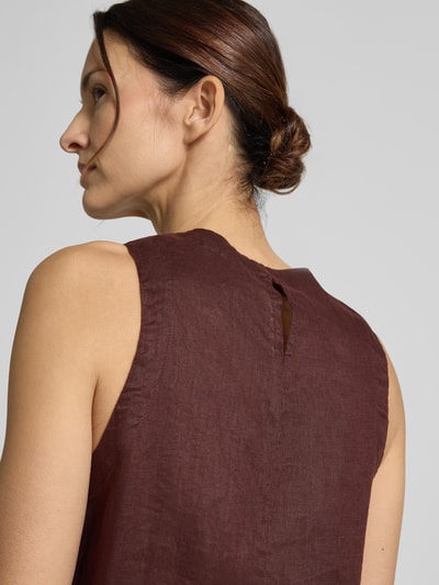 Vrouwenmodel draagt top uit zuiver linnen, model 'SIA' van ECOALF, regular fit met ronde hals en zijsplitten, detailopname rug.