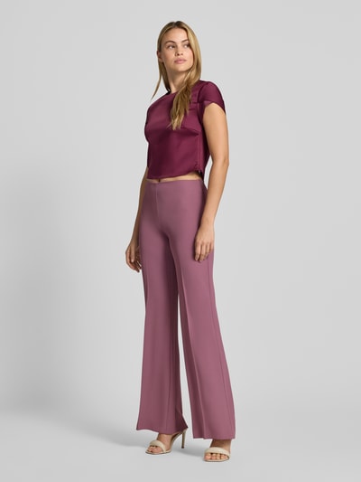 Frauenmodel trägt Bluse aus Satin von Rinascimento in Bordeaux und rosa Hose, Material-Mix, Rundhalsausschnitt, Ganzkörperansicht von vorne.