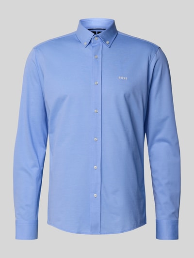 Produktfoto, Regular Fit Businesshemd aus Pinpoint mit Stretch-Anteil von BOSS aus hellblauem Baumwoll-Mix, Button-Down-Kragen, Knopfleiste, Sportmanschetten, Logo-Schriftzug, pflegeleicht, atmungsaktiv, schnelltrocknend