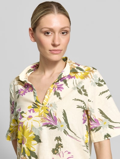 Frauenmodel trägt Bluse aus Leinen-Mix mit V-Ausschnitt Modell 'FEROCE' von EMME mit Blumenmuster, 3/4-Arm, Nahaufnahme Oberkörper.