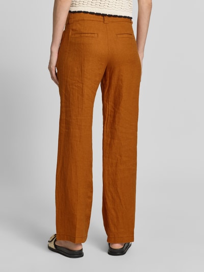 Frauenmodel trägt Leinenhose mit Eingrifftaschen von Christian Berg Woman in Braun, Regular-Fit, reine Leinen, Ganzkörperansicht Rückansicht.