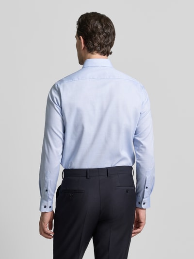 Männermodel trägt Regular Fit Business Hemd aus Baumwolle mit Kentkragen von Christian Berg Men, hellblau, glatte Textur, Ganzkörperansicht Rückansicht.