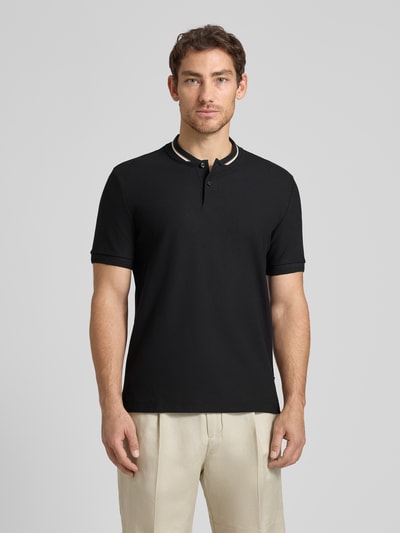 Männermodel trägt Regular Fit Poloshirt aus einer Baumwolle C-PRATT40 von BOSS, Optik: Unifarben, Piqué, Ganzkörperansicht von vorne.