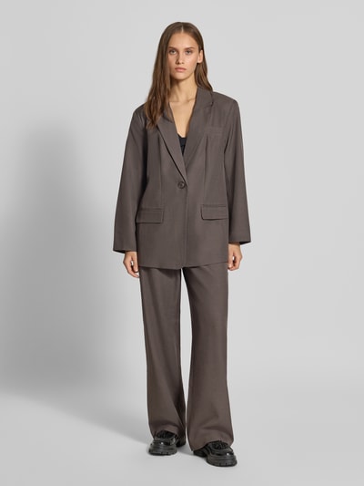 Frauenmodel trägt Weite Hose mit Eingrifftaschen Modell 'LINDA' von ONLY im Farbton Braun, glatte Textur, Damen Weite Hose von ONLY, Ganzkörperansicht von vorne.