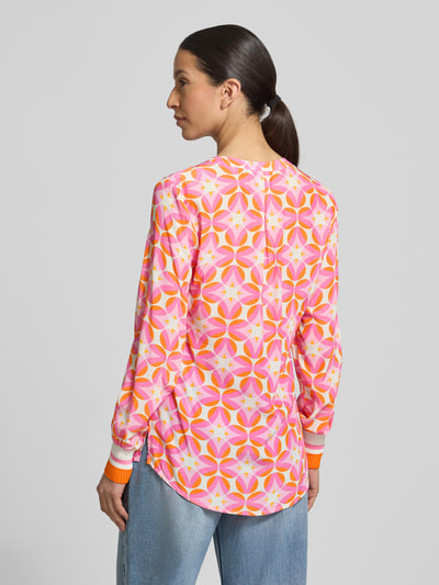 Modelka kobieta nosi Regular Fit Bluse aus reiner Viskose od Emily Van den Bergh z geometrycznym wzorem, tył, ujęcie całej sylwetki.