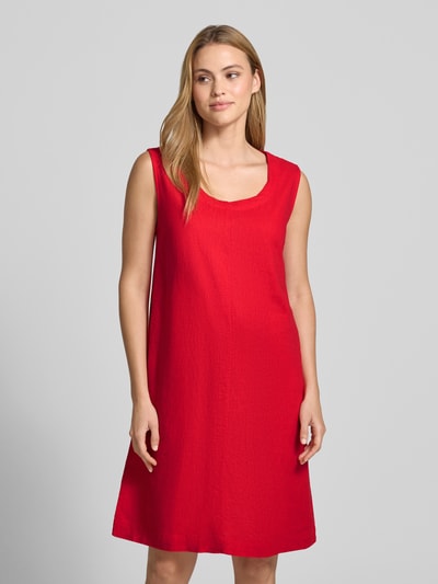 Frauenmodel trägt knielanges Kleid aus Leinen-Viskose-Mix Modell 'LAVA' von FREE/QUENT in Rot, gerader Schnitt, Rundhalsausschnitt, Daydress, Ganzkörperansicht von vorne.