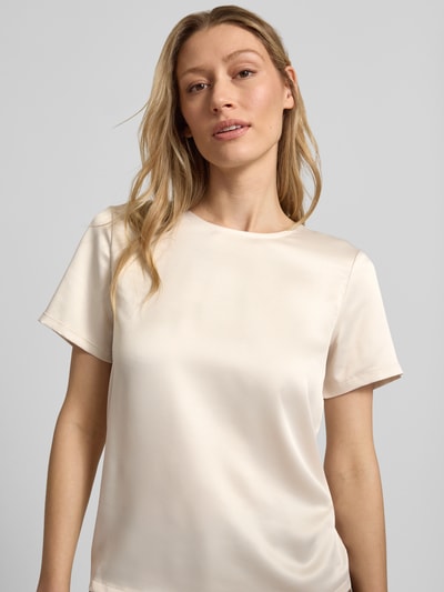 Vrouwenmodel draagt Regular Fit Bluse aus Satin van Christian Berg Woman Selection in lichte satijnlook, ronde hals, met korte mouwen, ruglengte maat 36 56 cm, mouwlengte 20 cm, vooraanzicht close-up bovenlichaam.