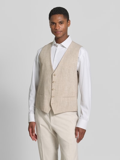 Männermodel trägt Regular Fit Anzugweste mit Viskose-Anteil Modell 'VITRA' von CINQUE in Beige, tiefer V-Ausschnitt, Ganzkörperansicht von vorne. Herren Anzugweste aus elastischem Material-Mix mit Paspeltaschen und durchgehender Knopfleiste, Rückenlänge 59 cm bei Größe 50.
