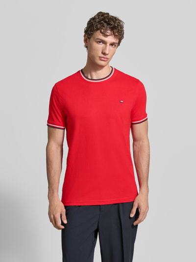 Mężczyzna nosi T-Shirt mit Kontraststreifen und Rundhalsausschnitt von Christian Berg Men, bawełna z domieszką elastanu, krój regular fit, czerwony kolor, subtelne paski przy kołnierzu i rękawach, długość pleców w rozmiarze M: 71 cm, całkowity widok z przodu