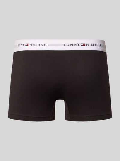 Männermodel trägt Trunks aus Baumwoll-Mix im 3er-Pack von Tommy Hilfiger, unifarben, elastischer Bund mit Label, Ganzkörperansicht Rückansicht.