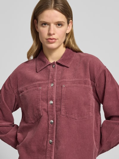 Kobiece model prezentuje Regular Fit Hemdjacke aus reiner Baumwolle Modell 'MAIKO-BITTEN' od Only, efekt: jednolity kolor, sztruks, nity, wykładany kołnierz, listwa guzikowa, brustasza, długi rękaw, krój regular fit, bawełna, zbliżenie na górną część ciała