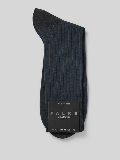 Produktfoto, Socken aus reiner Baumwolle Modell 'Shadow' von Falke, wadenlang, zweifarbige Rippstruktur, verstärkte Belastungszonen, Feingeripptes Bündchen, verlängerter Komfortbund, Farbton Dunkelgrau mit blauen Streifen, weiche glatte Textur