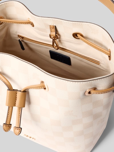 Produktfoto, torebka z aplikacją z metką model 'franziska matchsack' od JOOP!, karabińczyk, uchwyt, pasek na ramię, szerokość w rozmiarze 1: 31 cm, długość w rozmiarze 1: 24 cm, głębokość w rozmiarze 1: 14 cm, długość paska na ramię w rozmiarze 1: 50 cm, jasne kolory, prostokątne kształty, matowa faktura