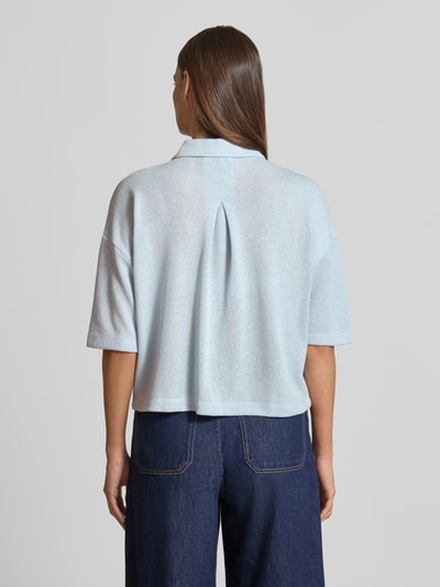 Frauenmodel trägt Strickshirt aus Viskose-Mix mit Polokragen Modell 'Sitrica' von OPUS, Relaxed-Fit, Rückenansicht, Rückenlänge 54 cm bei Größe 36, feine Struktur, sanftes Hellblau.