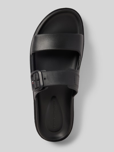 Produktfoto, Slipper mit Schnalle von Tommy Hilfiger, czarny jednolity kolor, zaokrąglony nosek, płaski obcas, tłoczone logo, strukturalna podeszwa, klamra z bolcem