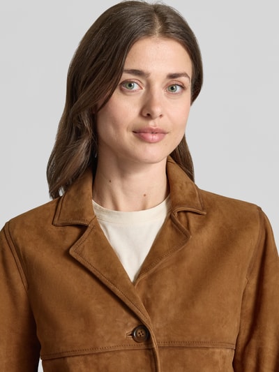 Frauenmodel trägt Regular Fit Lederjacke mit aufgesetzten Taschen von Stefanel in Braun, Reverskragen, glatte Textur, Nahaufnahme Oberkörper. Rückenlänge 53 cm, Schulterbreite 38 cm, Brustweite 50 cm, Ärmellänge 60 cm, Leder-Mix, Knopfleiste.