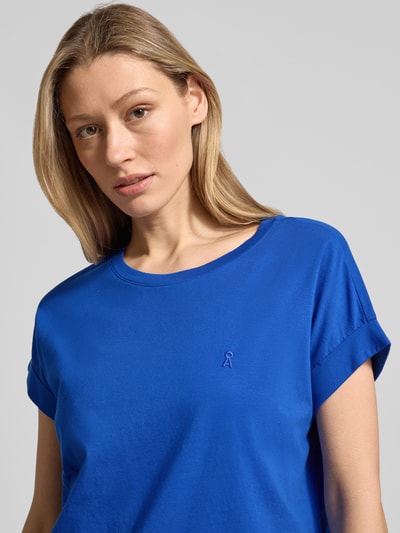Vrouwenmodel draagt Loose Fit t-shirt uit puur katoen model 'IDAARA' van Armedangels, look: effen, fijnrib, ronde hals, korte mouw, gestikt logo, Nahaufnahme bovenlichaam.