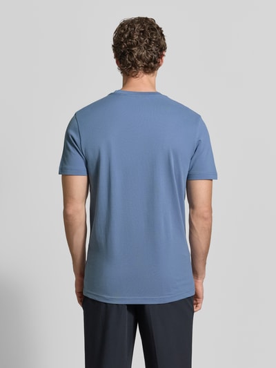 Männermodel trägt T-Shirt aus Baumwolle mit Rundhalsausschnitt von Christian Berg Men in Blau, Regular-Fit, Label-Detail, Rückenlänge 71 cm, Ganzkörperansicht Rückansicht.