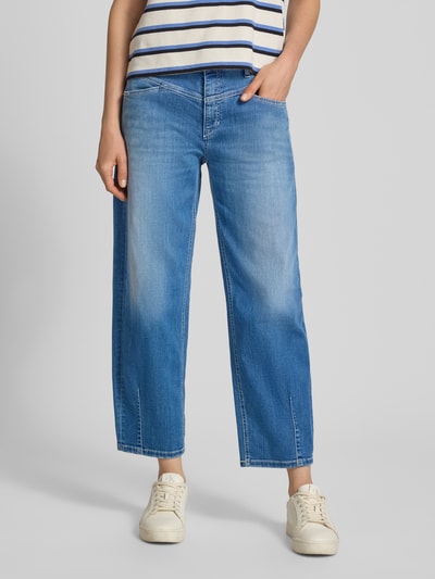 Frauenmodel trägt Barrel Fit Jeans aus Baumwoll-Mix Modell 'ELIN' von CAMBIO, mittleres Blau, breite Beine, Damen Barrel Jeans, Ganzkörperansicht von vorne.