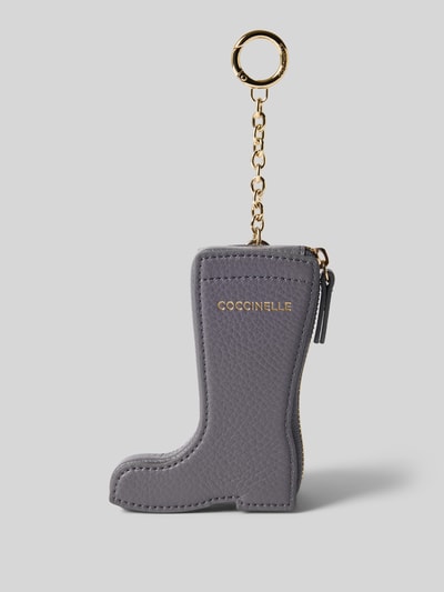 Productfoto, hanger in laars-design model 'COUNTRYSIDE' van Coccinelle met structuurpatroon, labelprint, veerringsluiting in metallic, schakelkettinglook