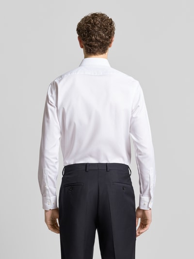 Männermodel trägt Regular Fit Freizeithemd aus Baumwoll-Mix Modell 'H-JOE-K-C1-261' von BOSS in Weiß, Ganzkörperansicht Rückansicht.