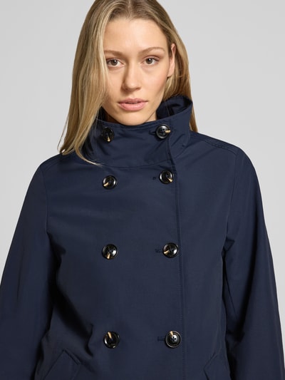 Kobiece model prezentuje Regular Fit Jacke mit Stehkragen od Christian Berg Woman Selection, mieszanka bawełny, krój regular fit, stójka, listwa guzikowa 2-rzędowa, wpuszczane kieszenie, długość tyłu w rozmiarze 36: 68 cm, szerokość ramion w rozmiarze 36: 39 cm, szerokość klatki piersiowej w rozmiarze 36: 50 cm, długość rękawów w rozmiarze 36: 63 cm, granatowa, gładka faktura, zbliżenie na górną część ciała