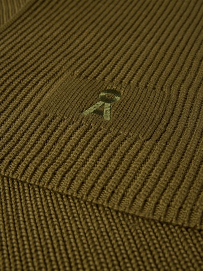 Produktfoto, strukturierter olivgrüner Baumwollstoff mit eingesticktem Markenlogo, Schal aus reiner Baumwolle Modell 'CLAASAS' von ARMEDANGELS