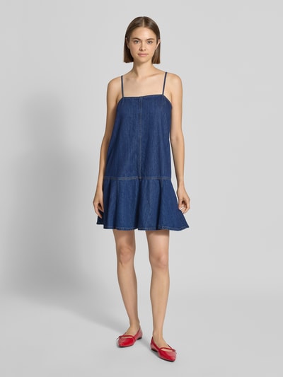 Frauenmodel trägt Relaxed Fit Freizeitkleid aus Baumwoll-Mix von Marc O'Polo, dunkelblau, glatte Textur, Ganzkörperansicht von vorne, Damen Freizeitkleid von Marc O'Polo DENIM.