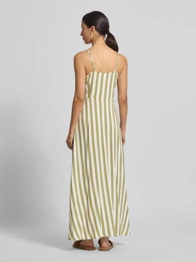 Frauenmodel trägt Maxikleid aus Reine Viskose mit Allover-Look, Gerader-Schnitt, Spaghettiträgern, Modell 'SAVANNA' von YAS, Ganzkörperansicht Rückansicht.