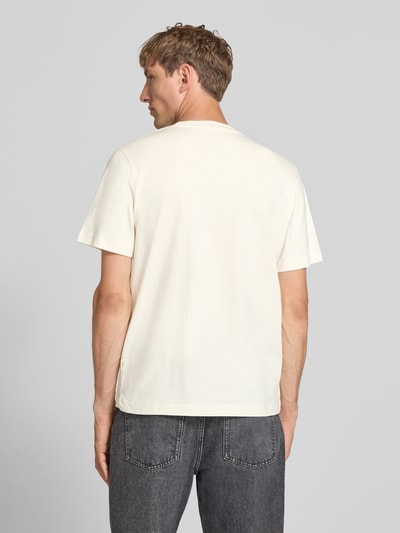 Męski model nosi t-shirt z nadrukiem z logo Model 'FREDERIKSBERG' od JACK & JONES, bawełna, prosty krój, okrągły dekolt, długość tyłu w rozmiarze M: 70 cm, widok całej sylwetki od tyłu.