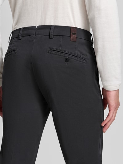 Männermodel trägt Regular Fit Chino aus Baumwoll-Mix Modell 'Lupus' von MMX in dunklem Grau, glatte Textur, Ganzkörperansicht Rückansicht, Herren Chino von MMX.