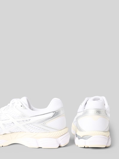 Produktfoto, Sneaker mit Schnürung Modell 'GEL-CUMULUS 16' von ASICS in Weiß und Silber, abgerundete Spitze, profilierte Sohle, Rückansicht, Herrenschuh, Absatzhöhe 4 cm, Schafthöhe 8 cm, Schaftweite 9 cm