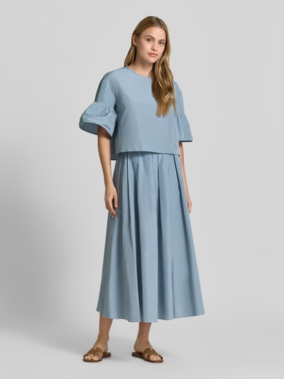 Vrouwenmodel draagt Cropped Blusentop met Baumwoll-Anteil model 'BREAK' van Weekend Max Mara, effen kleuren, boxy fit, ronde hals, knoop en oog sluiting, korte trompetmouwen; ganzkörperansicht van voren.