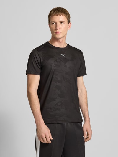 Männermodel trägt T-Shirt mit Label-Detail Modell 'CLOUDSPUN' von PUMA PERFORMANCE, Schwarz, Elastischer-Material-Mix, Gerader-Schnitt, Rundhalsausschnitt, Label-Detail, Rückenlänge 63 cm bei Größe M, Ganzkörperansicht von vorne.