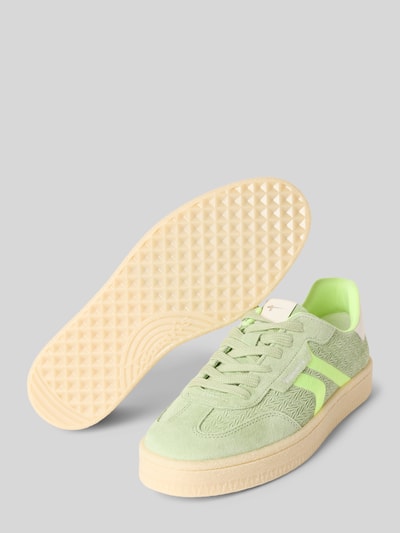 Produktfoto, Low Top Sneaker aus Rindsleder-Textile-Mix von Tamaris mit unifarbener Optik in Grün und Effektgarn, runde Schuhspitze, strukturierte Sohle, Label- und Logo-Prägung, flache Absatzform, Velours- und Glattleder.
