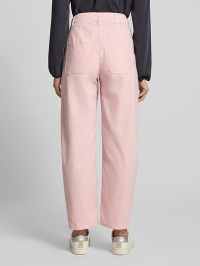 Männermodel trägt Straight Fit Hose aus Baumwoll-Mix von Marc Cain w kolorze jasnoróżowym, imitacja sztruksu, wpuszczane i tylne kieszenie, zapięcie na guzik i zamek błyskawiczny, Szerokość w rozmiarze 36: 38 cm, Długość wewnętrzna nogawki w rozmiarze 36: 71 cm, Ganzkörperansicht Rückansicht.