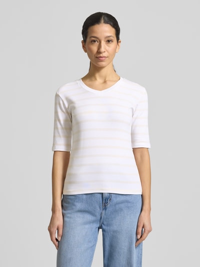 Vrouwenmodel draagt T-shirt met Streifenmuster und V-Ausschnitt van Christian Berg Woman, Mix van katoen en elastaan, regular fit, streepmotief, V-hals, ruglengte maat S 55 cm, Ganzkörperansicht van voren.