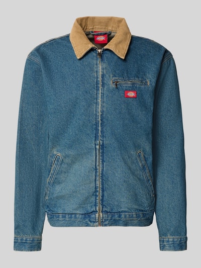 Produktfoto, Jeansjacke mit Label-Detail und Reißverschluss von Dickies aus reiner Baumwolle, Regular Fit, blaue Denim-Optik, Umlegekragen, Eingrifftaschen, sichtbare Nahtstruktur, Kontrastkragen, Markenlogo auf Brust, Rückenlänge 65 cm, Schulterbreite 41 cm, Brustweite 57 cm, Ärmellänge 65 cm.