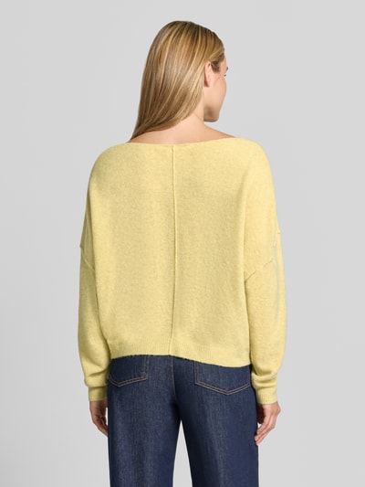 Frauenmodel trägt Relaxed Fit Strickpullover aus Material-Mix mit Leinen-Anteil von American Vintage in Gelb, strukturierte Oberfläche, gerippte Abschlüsse, überschnittene Schultern, Rundhalsausschnitt, Damen Strickpullover, Ganzkörperansicht Rückansicht.