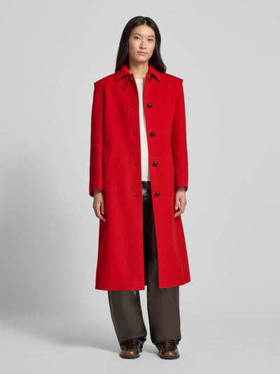 Frauenmodel trägt Regular Fit Mantel aus Woll-Mix Modell 'GESSATI' von Weekend Max Mara in Rot, glatte Struktur, Ganzkörperansicht von vorne. Damen Mantel von Weekend Max Mara